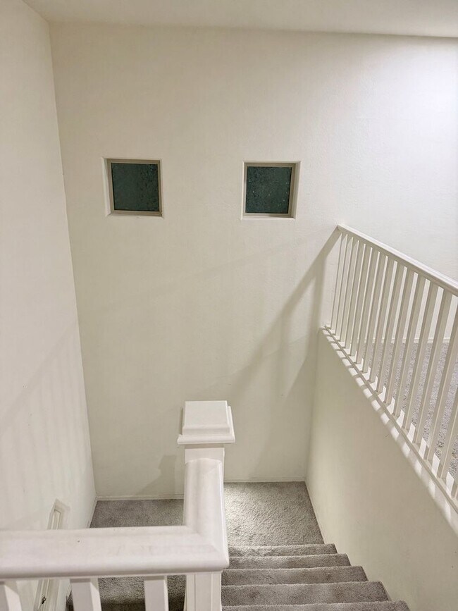 Building Photo - 3 bedroom 3 bath Home