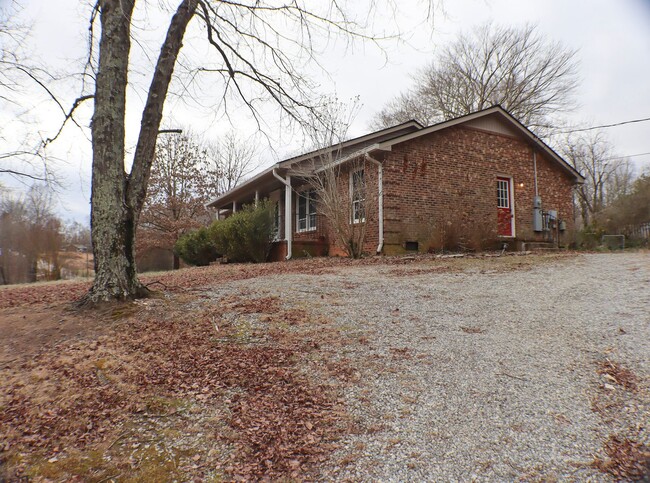 Building Photo - Cute brick ranch 3 bedroom, 2 bathroom in ...