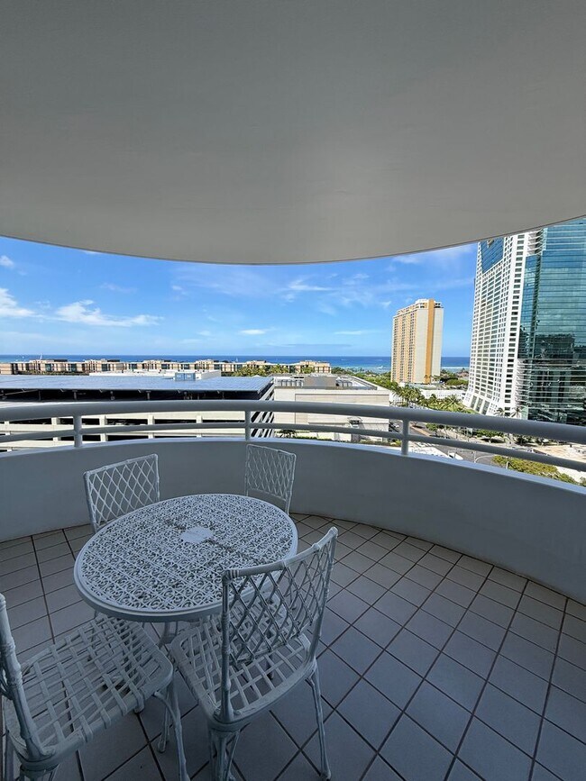 Building Photo - Uraku Tower 17 A Luxury Living!