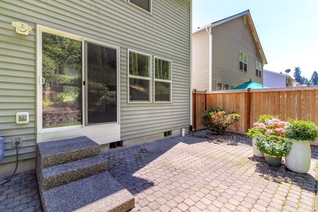 Building Photo - Beautiful upgraded 4 bedroom DuPont home with AC and sprinkler system
