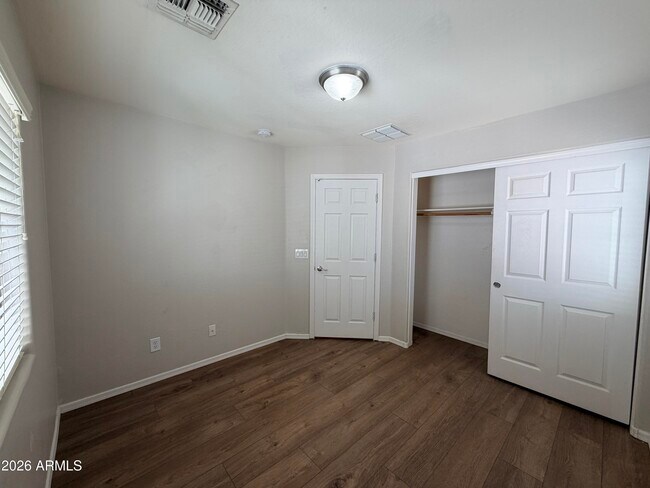 Building Photo - 4661 E Laurel Ave