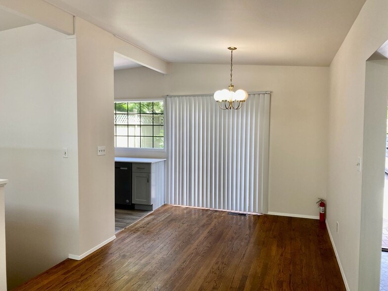Building Photo - Bellevue Home!!!