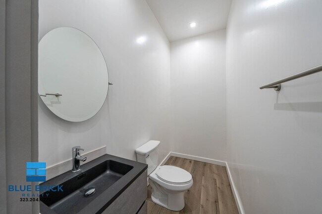 Building Photo - 5239-5241 Huntington Dr -