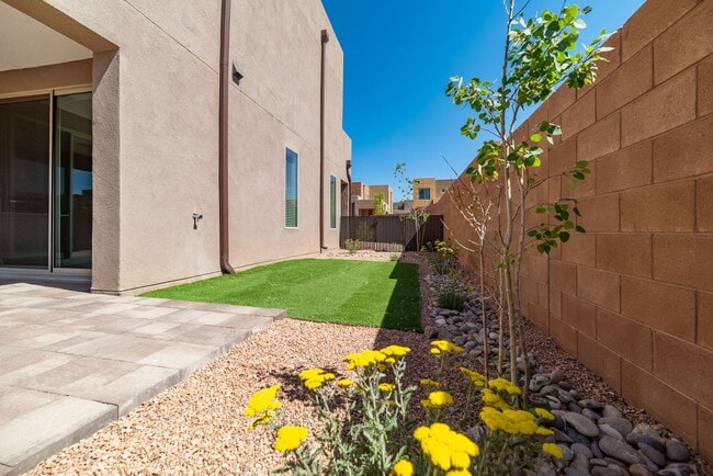 Building Photo - Gorgeous Pulte Townhome Available Now!