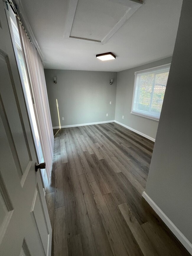 Building Photo - FULLY RENOVATED LESS THAN 2 YEARS - 2BED/1BATH WITH BONUS/OFFICE SPACE