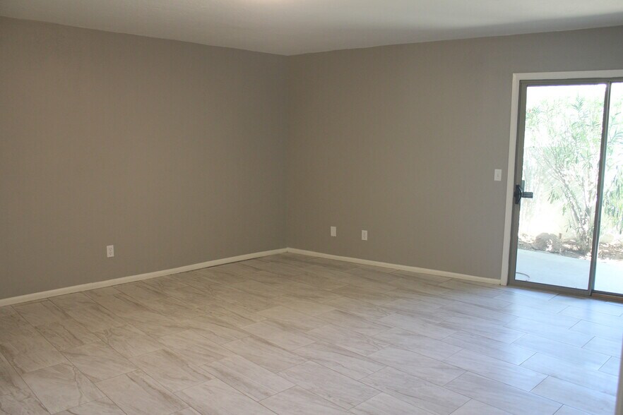 Building Photo - 5444 N La Casita Dr