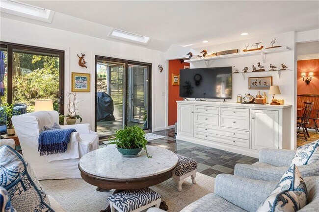 Building Photo - 140 Connection St