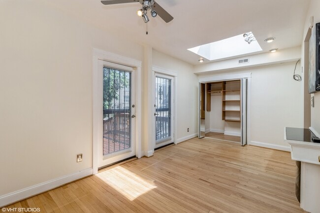 Building Photo - 836 E 52nd St