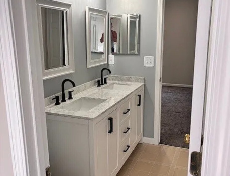 Double Vanity - 108 Mangum Cir