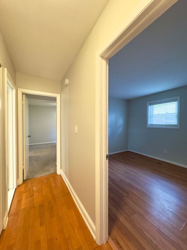Building Photo - 11 Warren Lodge Ct