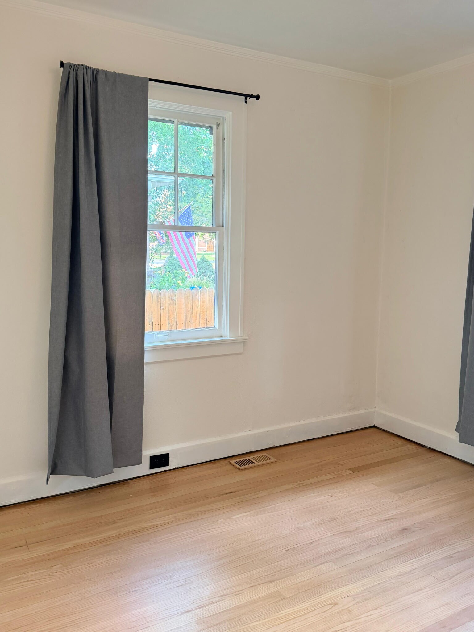 Large main bedroom, fits king size bed - 1235 S University Blvd