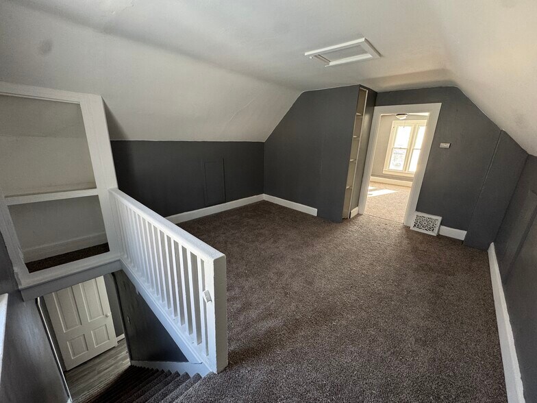 Building Photo - 857 E Knox St