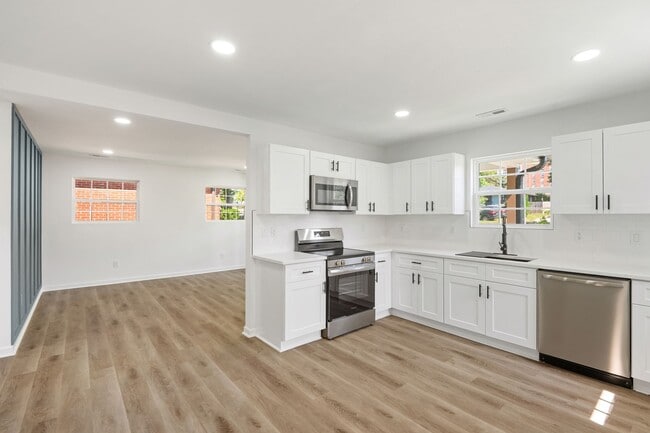 Building Photo - Completely Renovated Durham Home!