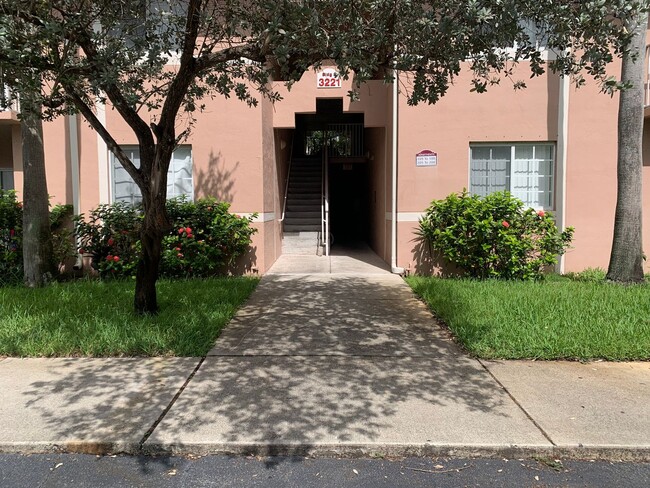 Building Photo - 3221 Sabal Palm Manor