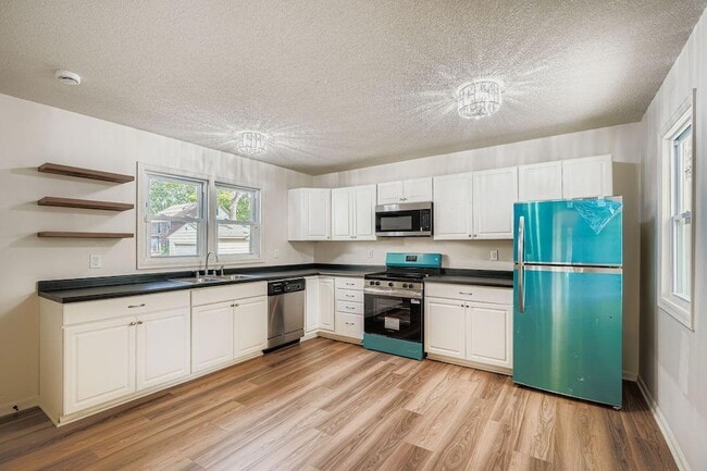 Building Photo - 610 Fairview Ave N