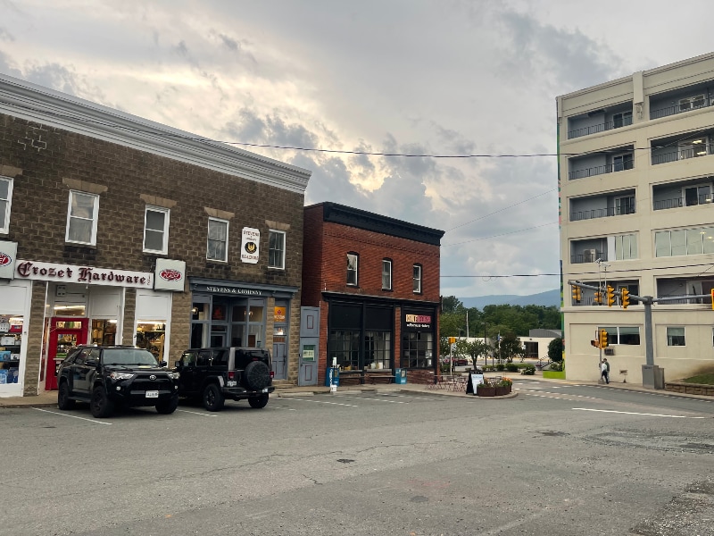 Building Photo - 1015 Heathercroft Cir