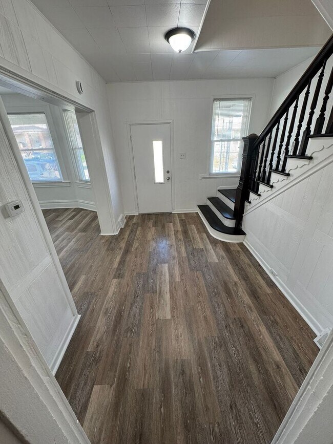 Building Photo - Enormous Completely Updated 4-Bedroom 1-Bath House w/ Flat Yard!!!