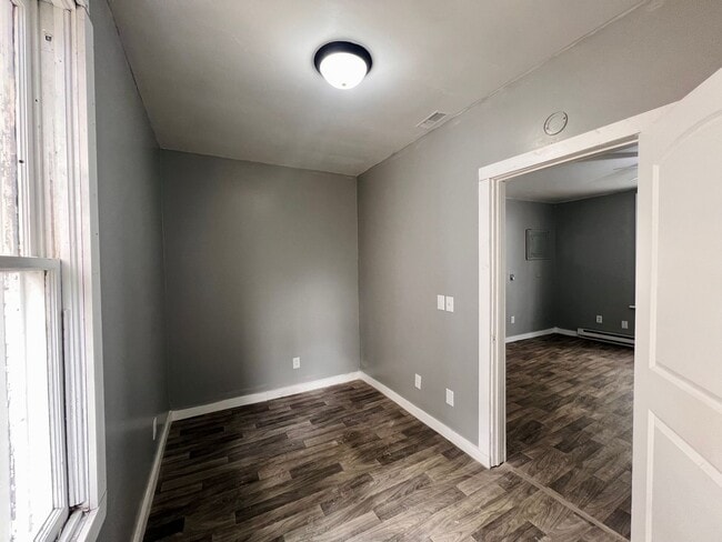 Building Photo - 2 Bedroom House