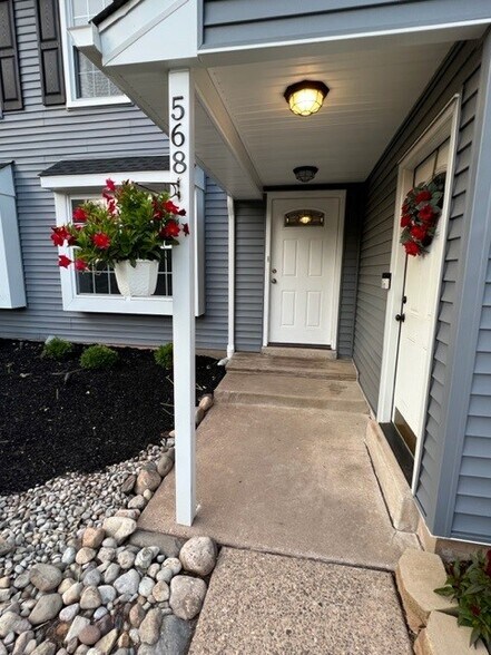 Building Photo - 568 Thrush Ct