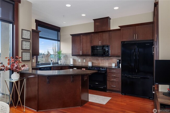 Building Photo - Top Floor Condo for rent!