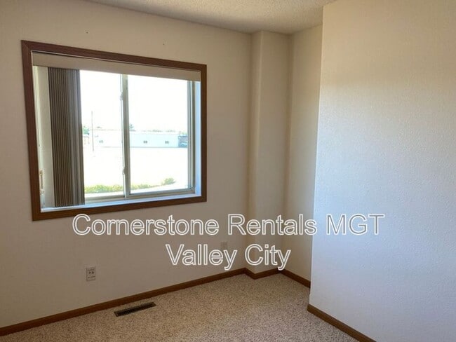 Building Photo - 508 10th Ave SE