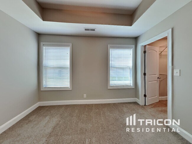 Building Photo - 616 Hollow Crst