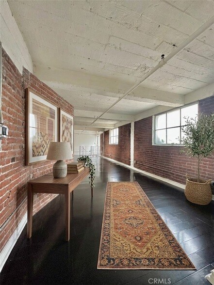 Building Photo - 312 W 5th St