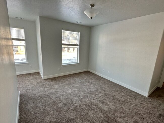 Building Photo - Gorgeous Condo!