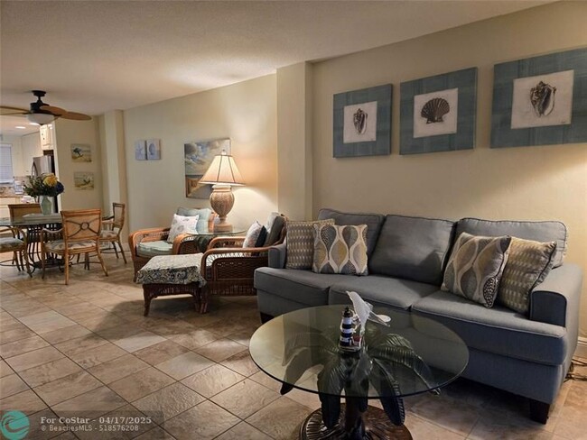 Building Photo - 1161 Hillsboro Mile