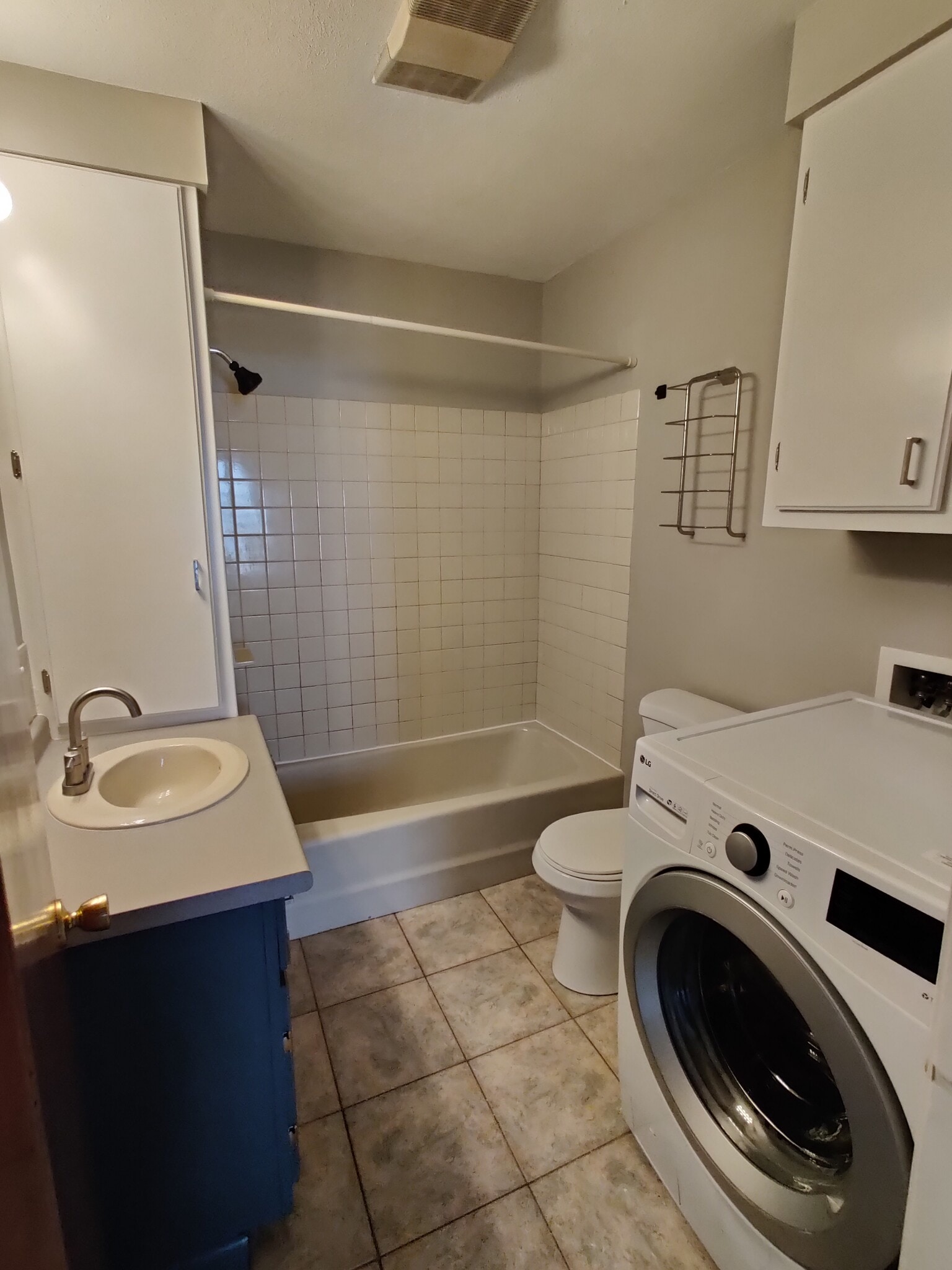 Bathroom + Washer - 578 Dubuque St
