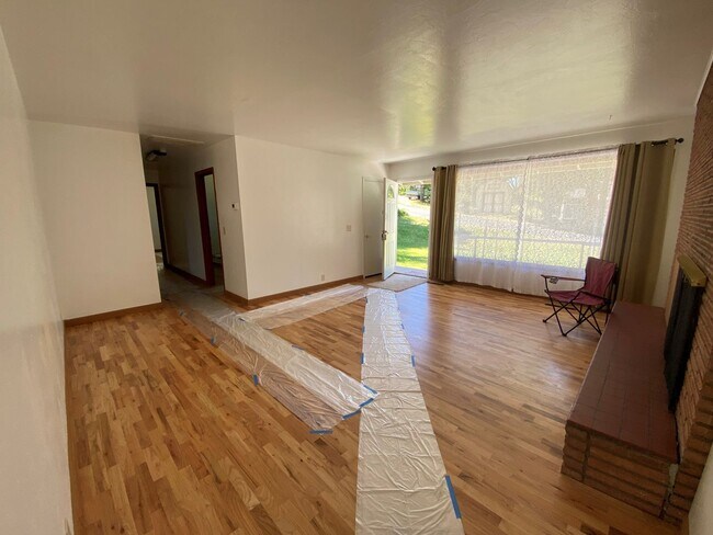 Building Photo - 3 Bedroom Hucrest Home!