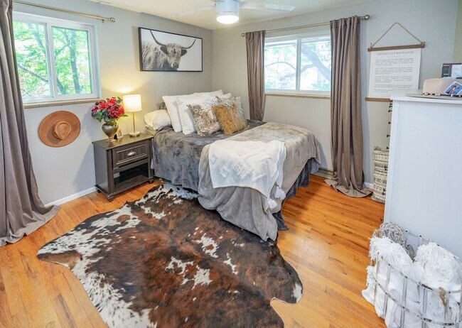 Building Photo - Amazing 3 bed/3 bath rental.  New Flooring!!  Solar Panels!!