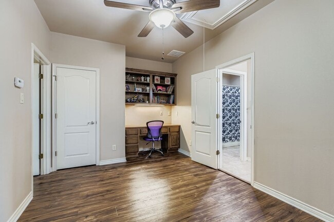Building Photo - Large 4 bedroom home on 1 acre with lawn c...