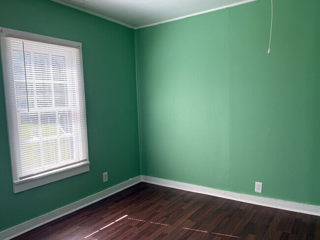 Building Photo - AMAZING LOCATION, Ranch Home Downtown Smit...