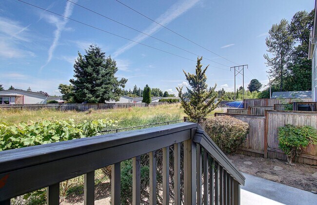 Building Photo - Beautiful Townhome- 3 Bedrooms