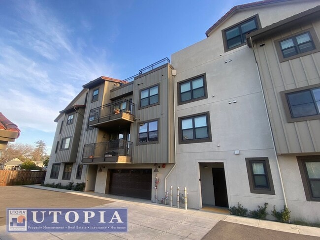 Primary Photo - Beautiful 2 Bedroom, 1 Bathroom with a des...