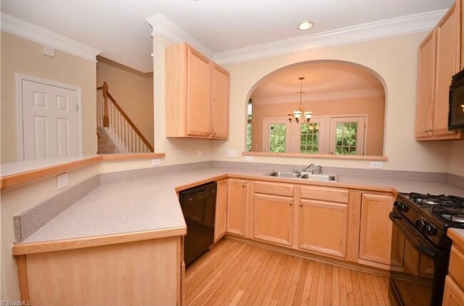 Building Photo - 844 Saratoga Dr