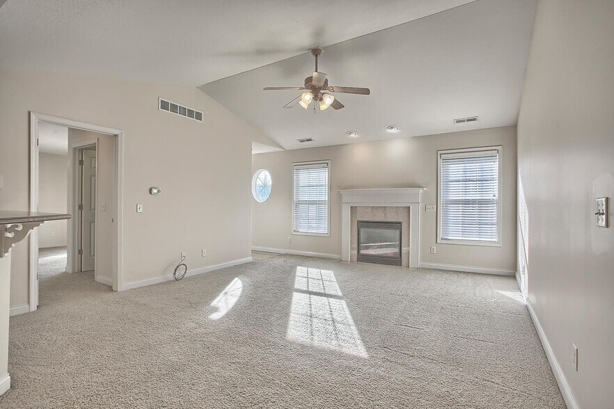 Building Photo - 703 N Prairie View Rd