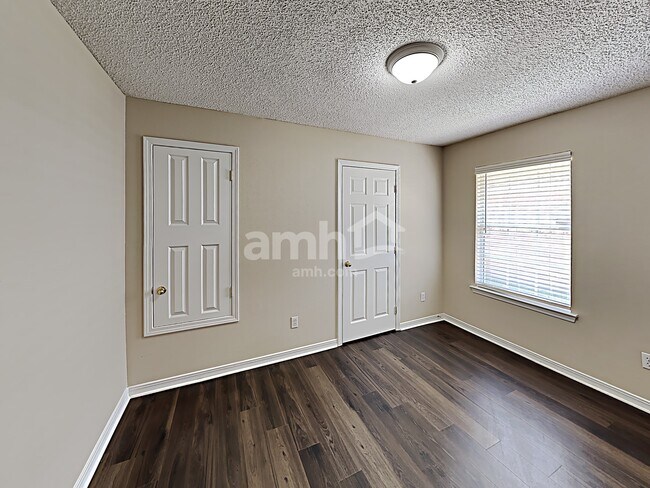 Building Photo - 6253 Ironside Dr N