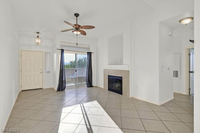 Building Photo - 2305 W Horizon Ridge Pkwy