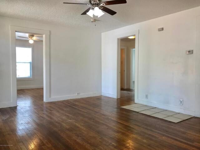 Building Photo - BIVINS ADORABLE 2BEDROOM 1BATH 1CAR GARAGE