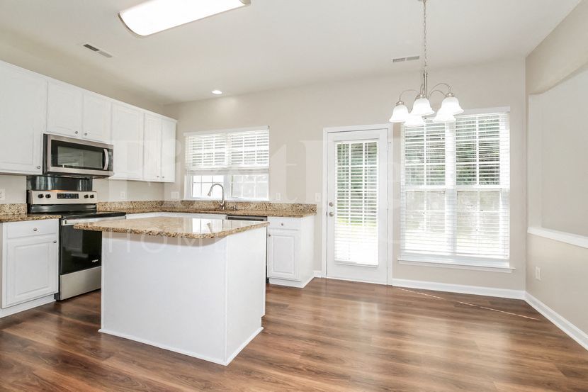 Building Photo - 1562 Pondhaven Dr