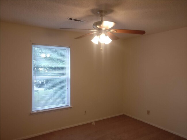 Building Photo - 665 N Betty Jo Dr