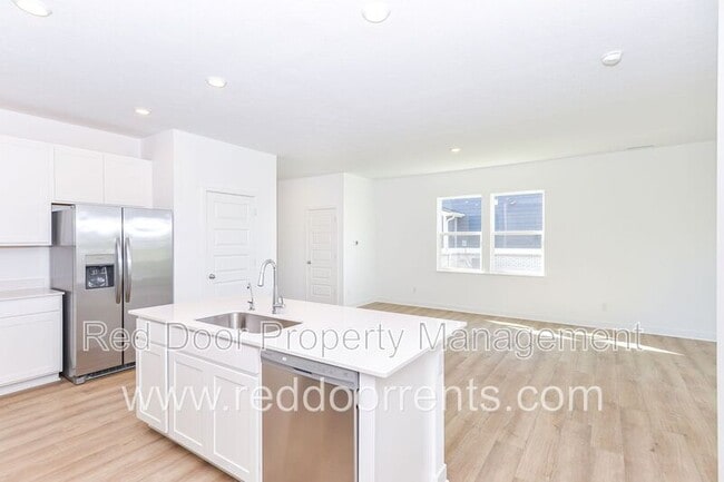 Building Photo - 1564 Mitis St