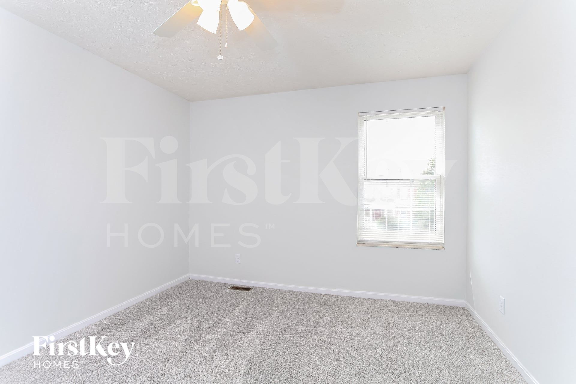 Building Photo - 3359 Woodside Dr