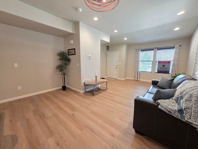 Building Photo - Gorgeous 2 Bed 3 bath Town Home In Lorson Ranch!!