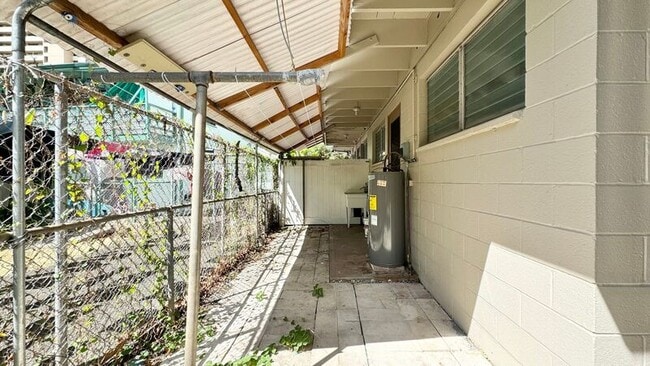 Building Photo - 739 Lukepane Ave