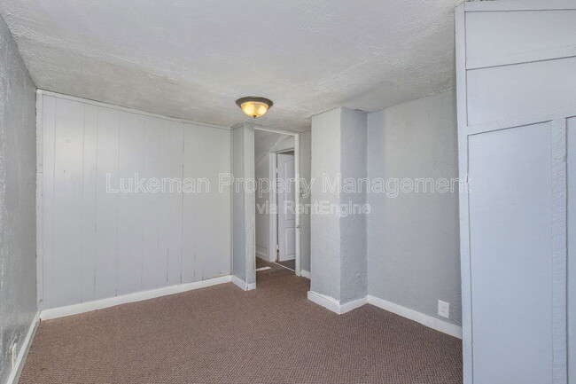 Building Photo - 719 Davis St