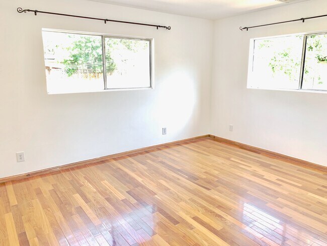 Building Photo - Beautiful 3 Bed + 2 Bath + Den/Office + Backyard