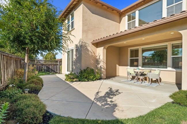 Building Photo - HILLTOP CORNER HOME WITH GORGEOUS VIEWS